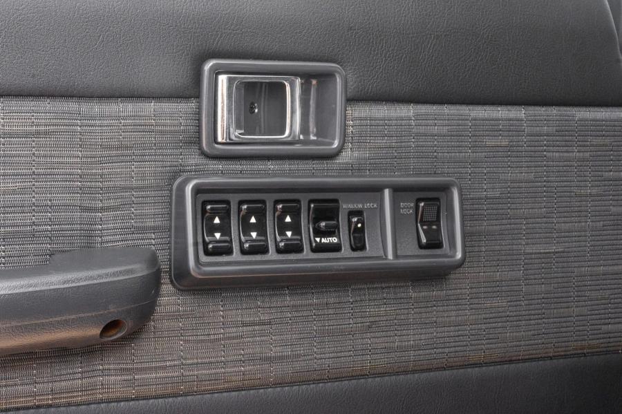 Детали интерьера Toyota Land Cruiser (FJ62) 1988 года  (фото 130 из 164)